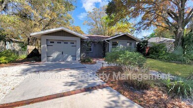 Building Photo - 904 17th Ave W