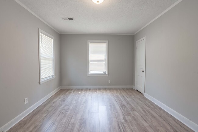 Building Photo - 1009 McEvers Rd