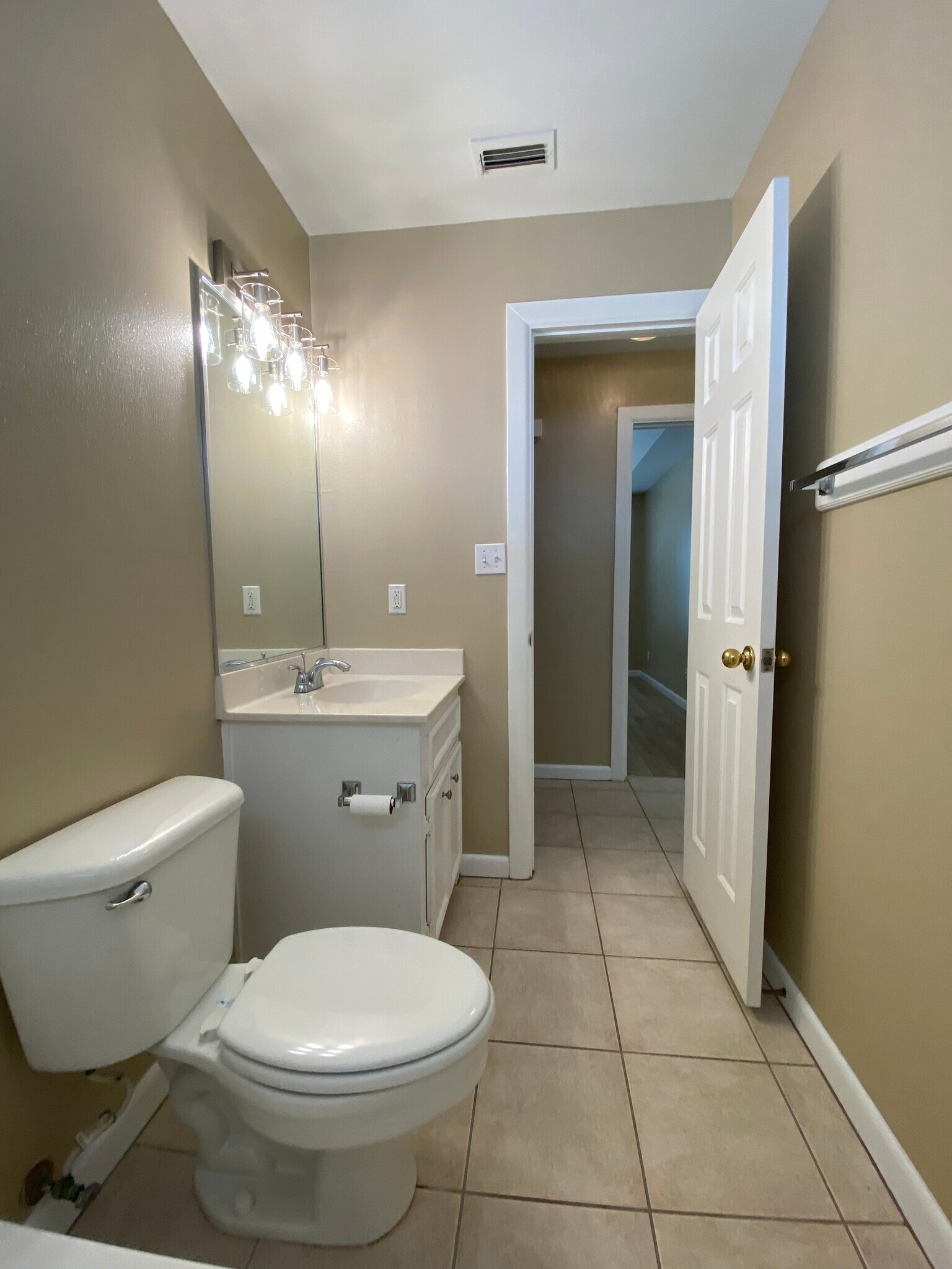 Building Photo - 1209 Swallow Ave