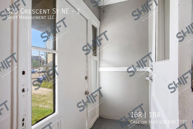 Building Photo - 325 Crescent St NE
