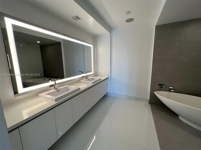 Building Photo - 300 Sunny Isles Blvd