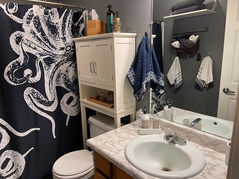 Bathroom - 1617 Jackson St