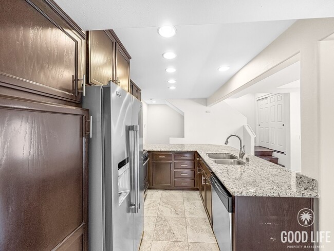 Building Photo - Great 2B/2.5BA Townhouse in PB with Roofto...
