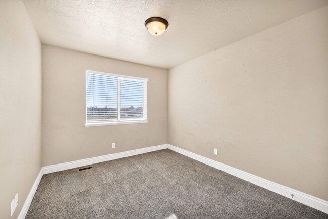 Building Photo - 87 E 780 S