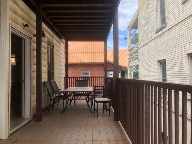 Building Photo - 1730 W Kilbourn Ave