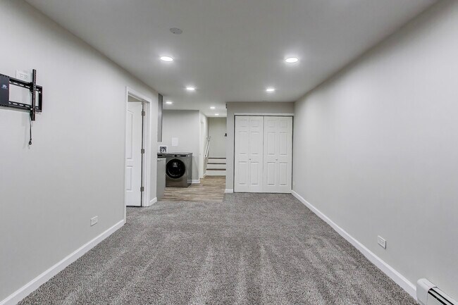 Building Photo - 1086 N Northwest Hwy