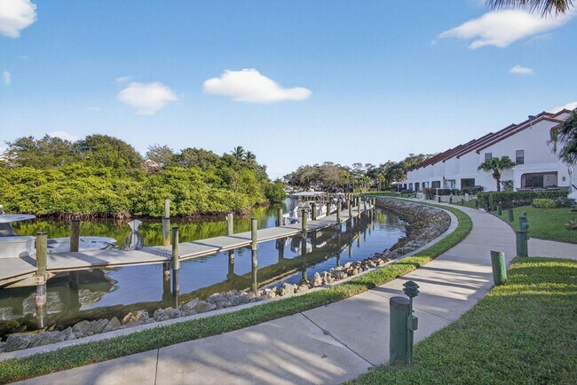 Building Photo - 2320 Treasure Isle Dr