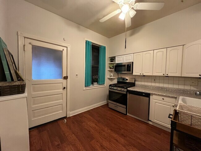 Building Photo - 1516 W Thome Ave