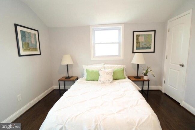 Building Photo - 702 71st Ave