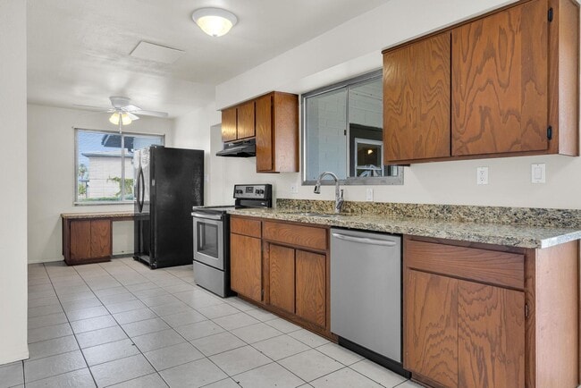 Building Photo - 6 Bedroom! 4 1/2 BATHS!  ASU! Diving Pool! Less than 1 mile to campus