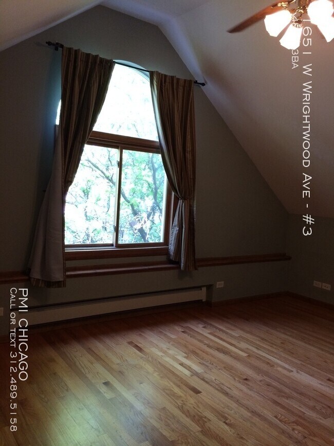 Building Photo - 1651 W Wrightwood Ave