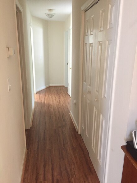Building Photo - 320 Pine Shores Dr