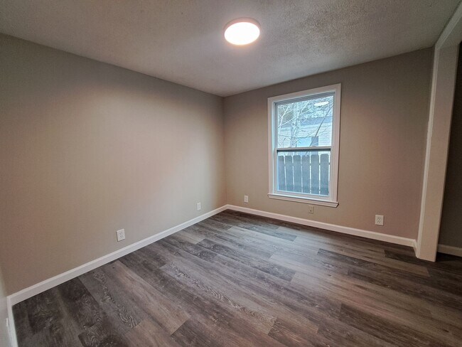 Building Photo - Nicely Renovated 3BR/2BA Mobile Home in Ba...