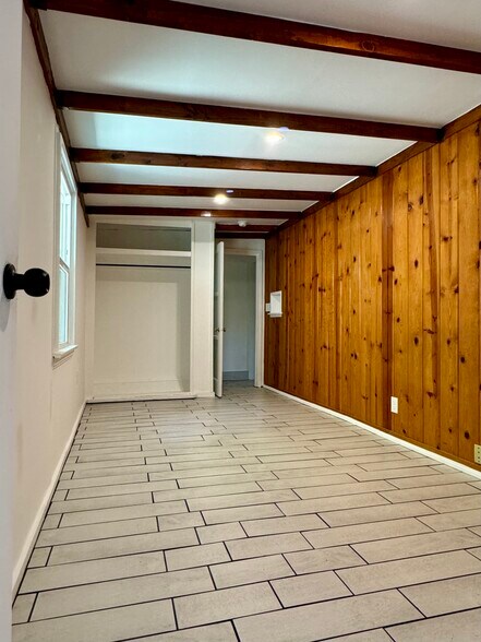 Building Photo - 1619 Oak Dr