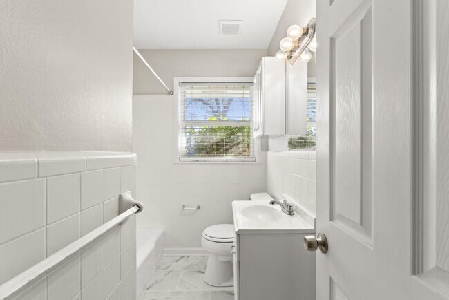 Building Photo - 2352 Elmwood Cir SE