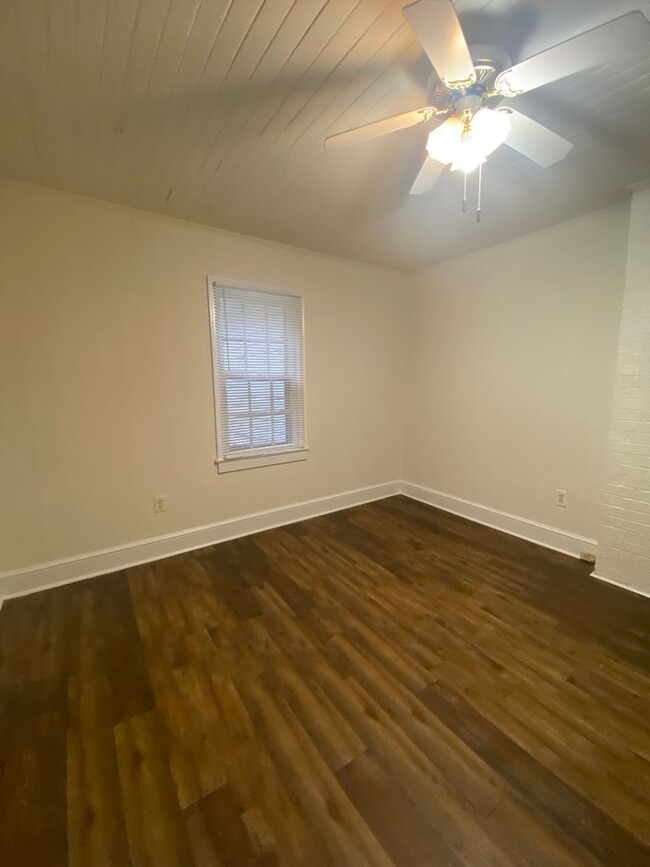 Building Photo - PRE-LEASE FOR JULY 21st! Cute 2 bedroom 1 ...