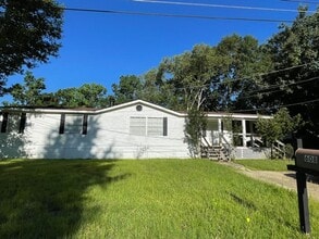 Building Photo - Three bedroom/2 Bath close to downtown Pra...