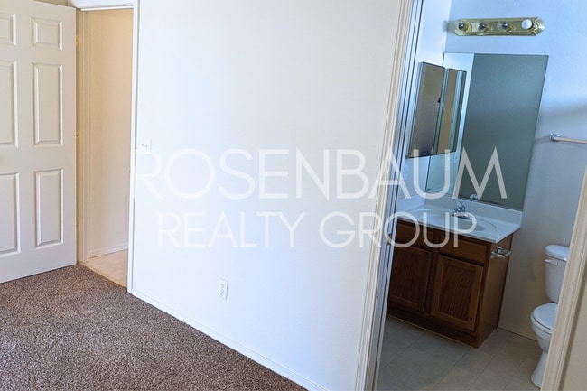 Building Photo - Charming 2-bedrooms, 2-baths home nestled ...