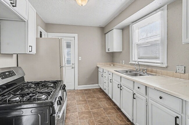 Building Photo - Beautiful 3 Bedroom 1 Bathroom in Kansas City!