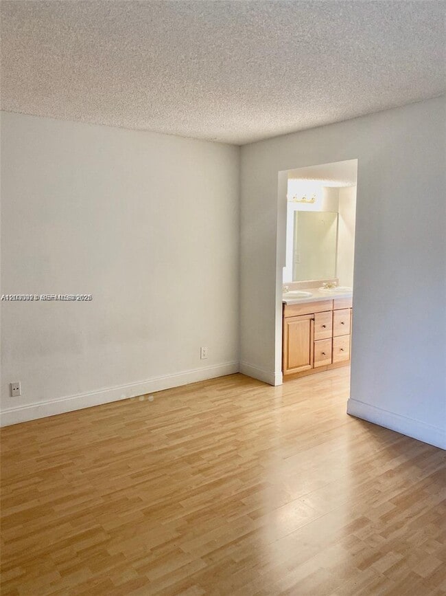 Building Photo - 159 Lakeview Dr
