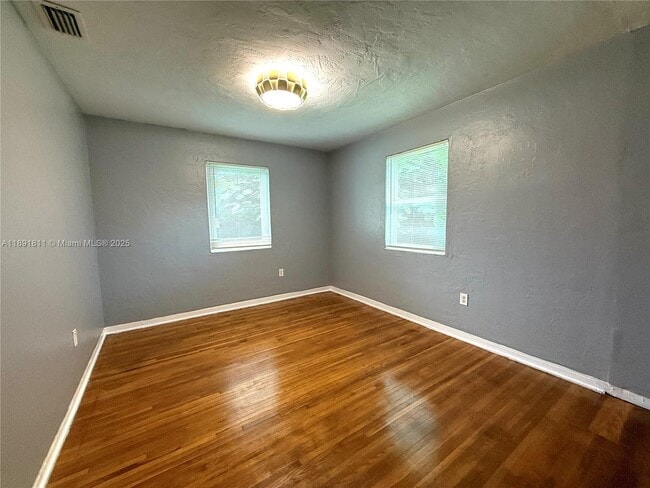 Building Photo - 11305 NE 13th Ave