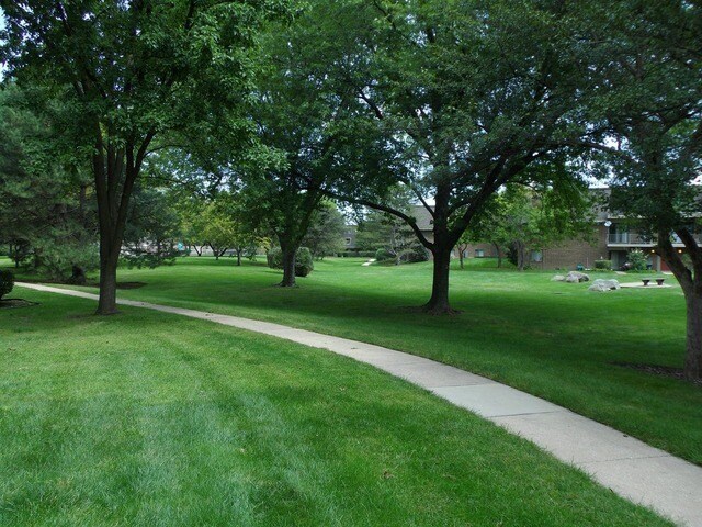 courtyard2 - 134 E Bailey Rd