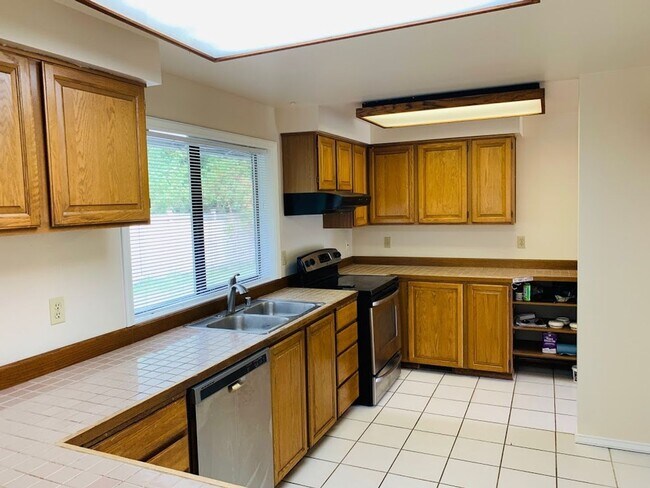 Building Photo - Issaquah 4 bd 3 bath single family house f...