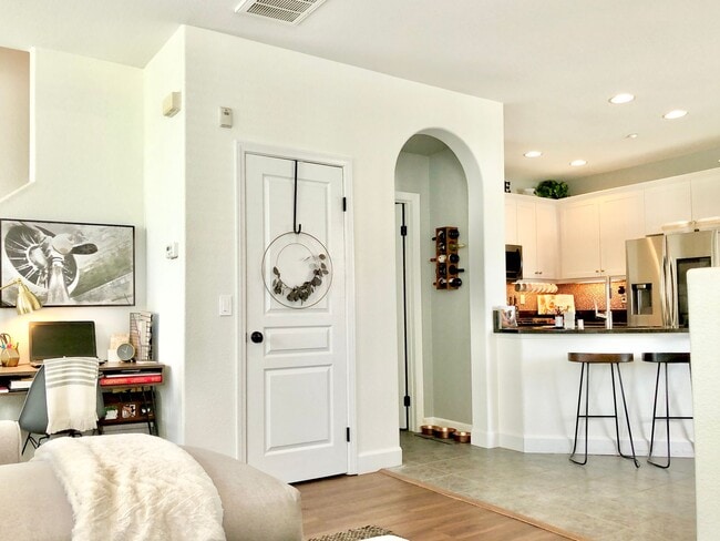 Building Photo - Beautifully Upgraded & Appointed End Condo...