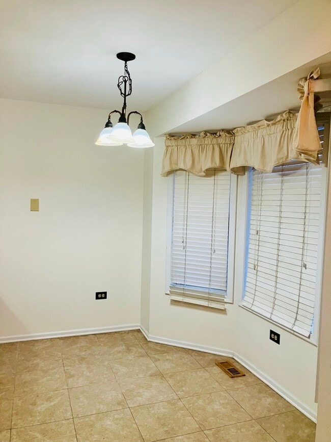 Building Photo - 3524 Willowview Ct