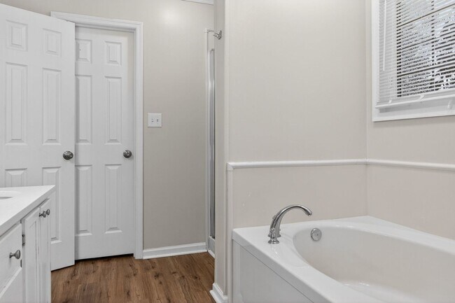 Building Photo - Spacious 3BR Condo in Fayetteville