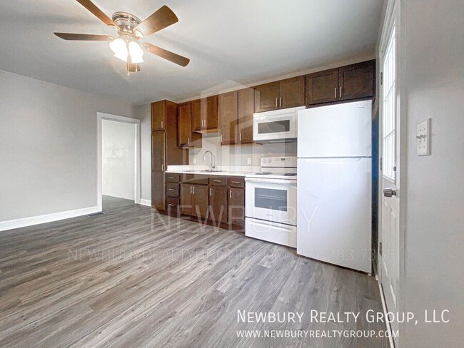 Building Photo - Spacious & Updated 2-Bedroom Row Home – Mo...