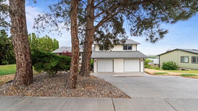 Building Photo - Spacious 4-Level Home with Panoramic Views for Lease – Hills West, South Richland – $2,800/mo
