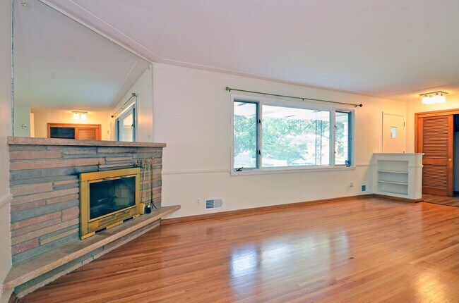 Building Photo - Spacious 5-Bed 3-Bath Home in Edina - Available Now!