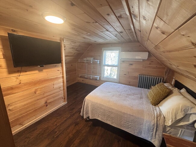 Building Photo - Quiet furnished walking to everything in B...