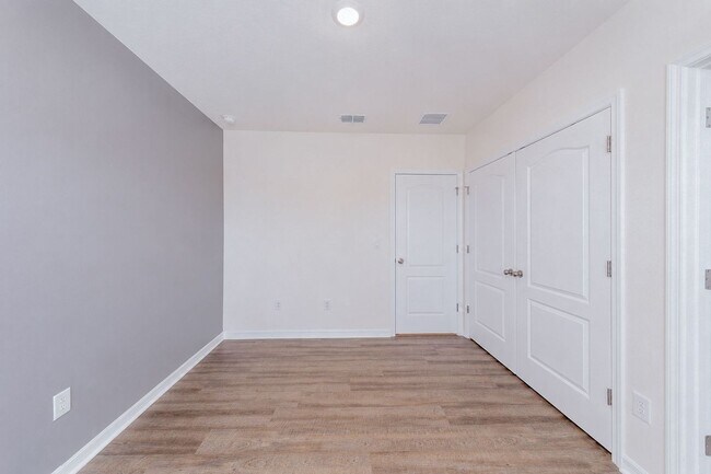 Building Photo - Like-New End-Unit 3 Bedroom Townhome