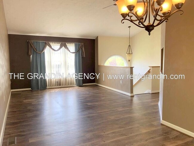 Building Photo - 1811 Meadows Ct