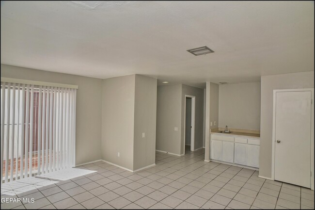 Building Photo - 10415 Ashwood Dr