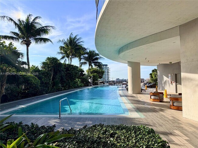 Building Photo - 488 NE 18th St