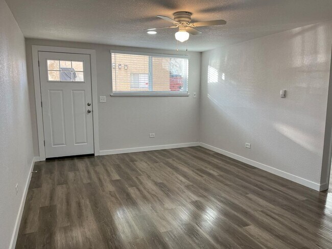 Building Photo - 2 Bed Garden Level Unit Available in Lakewood