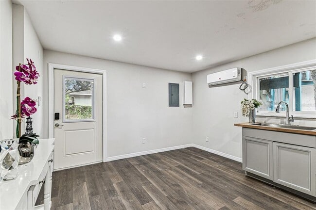 Building Photo - 1006 E 26th Ave