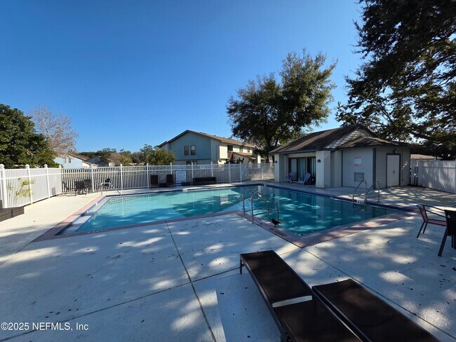 Building Photo - 1301 W Defender Ct