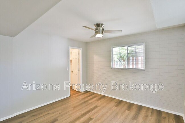 Building Photo - 144 E Vista Del Cerro Dr