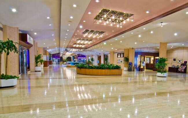 Building Photo - 905 Brickell Bay Dr