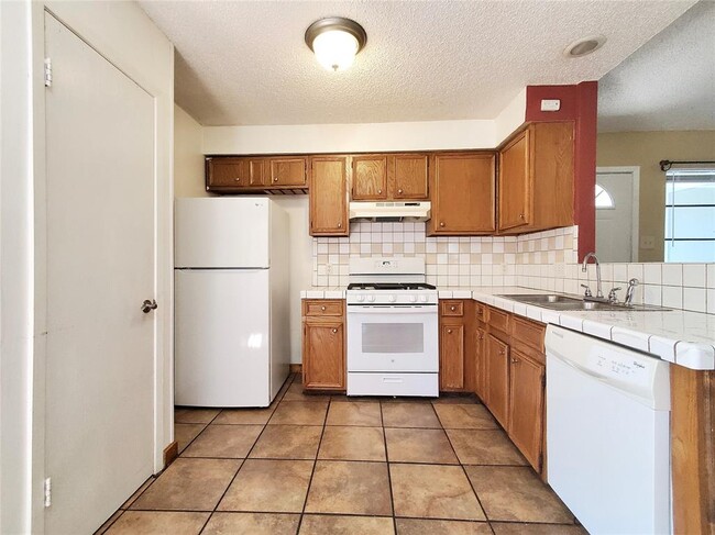 Building Photo - 2400 Berkett Dr