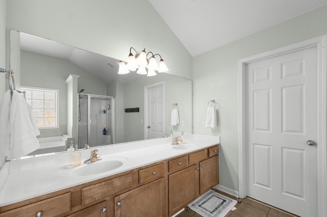 Building Photo - Spacious 5 Bedroom/3 Bath Home with Basement!