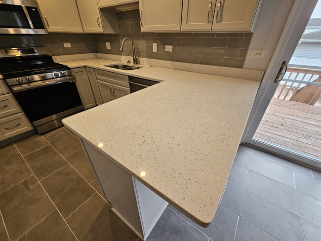 Building Photo - 9536 Elmwood Dr