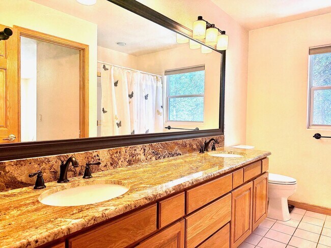 Building Photo - Warm & Spacious Woodmoor Home in a Fantast...