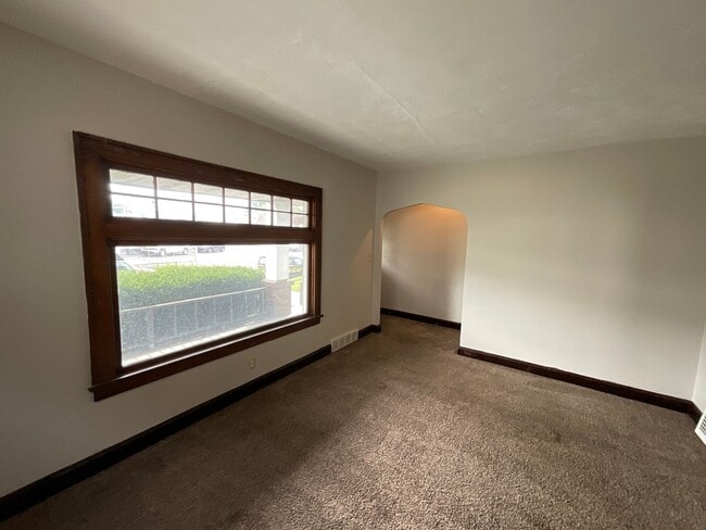 Building Photo - 9613 Sladden Ave