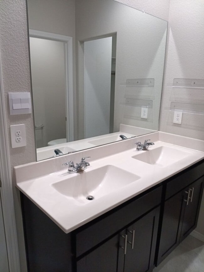 Building Photo - 3 Bedroom, 2 Bathroom Home! Schedule a Showing Today!