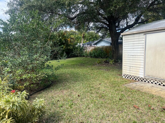 Building Photo - Spacious 4/3 FURNISHED POOL home with room...